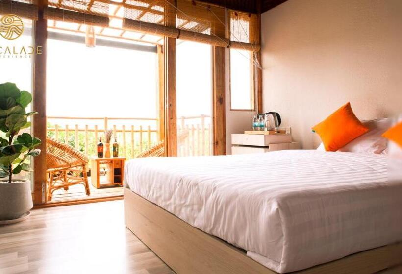 بانگلوی لوکس, Escalade Experience