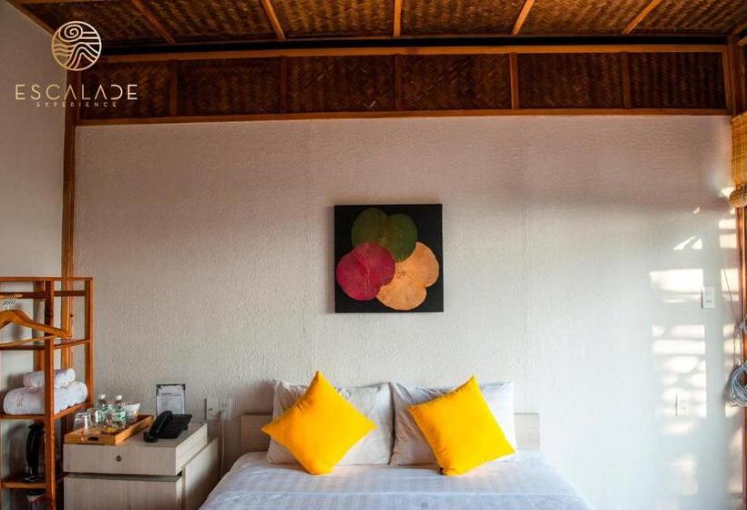 بانگلوی لوکس, Escalade Experience