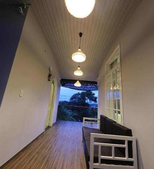 اتاق لوکس با بالکن, Hill Bungalow