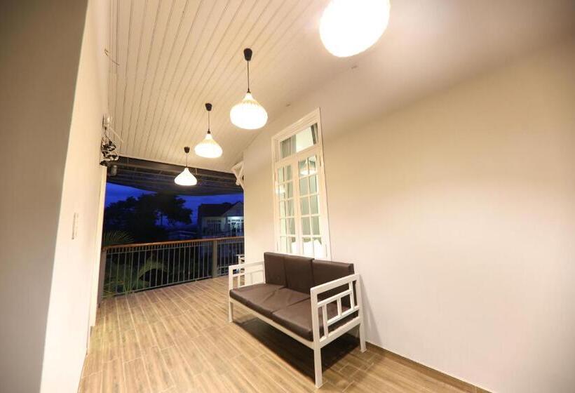 اتاق لوکس با بالکن, Hill Bungalow