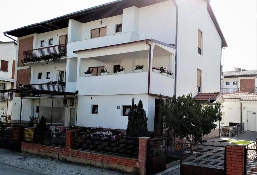 استودیو استاندارد با چشم‌انداز باغ, Apartment Elmari