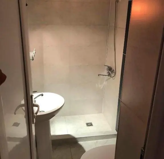 اتاق استاندارد سه نفره, Guest House Hello