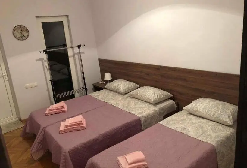 اتاق خانوادگی, Guest House Hello