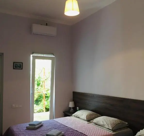 اتاق خانوادگی, Guest House Hello