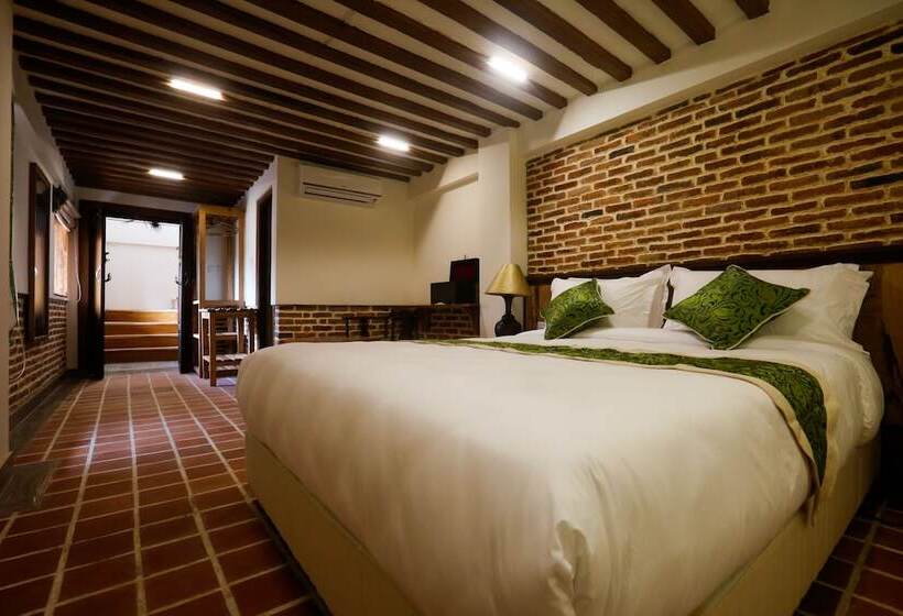 اتاق لوکس, Heranya Yala