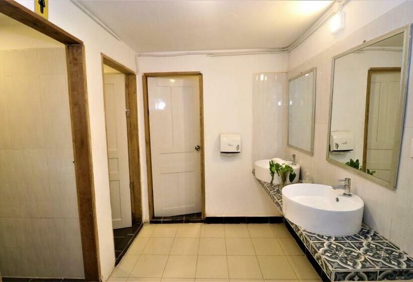 اتاق استاندارد با سرویس بهداشتی مشترک, Grand Elevation