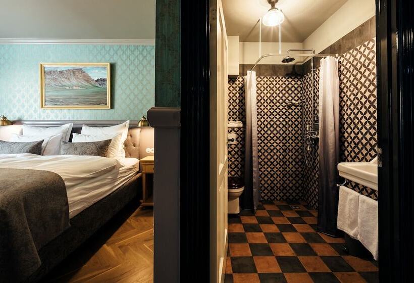 اتاق استاندارد, Skalakot Manor