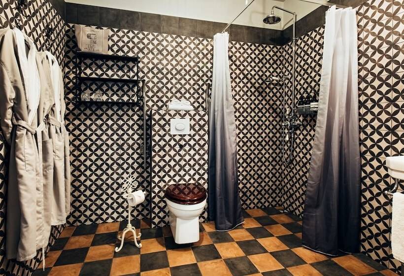 اتاق استاندارد, Skalakot Manor