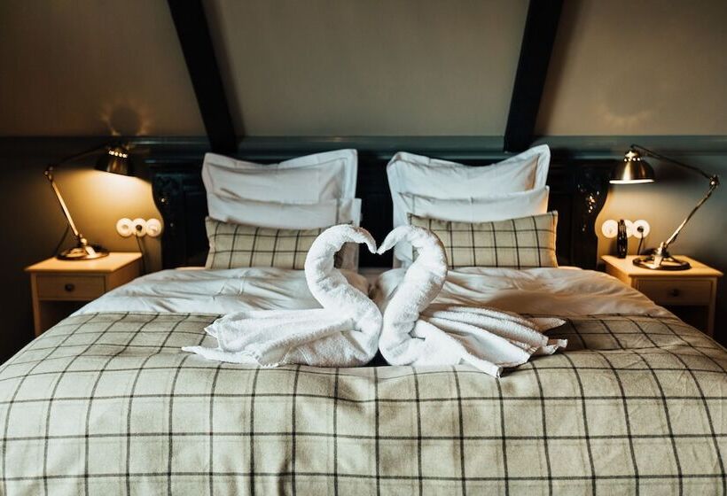 سوئیت با بالکن, Skalakot Manor