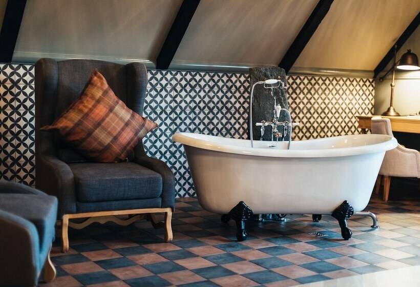 سوئیت با بالکن, Skalakot Manor