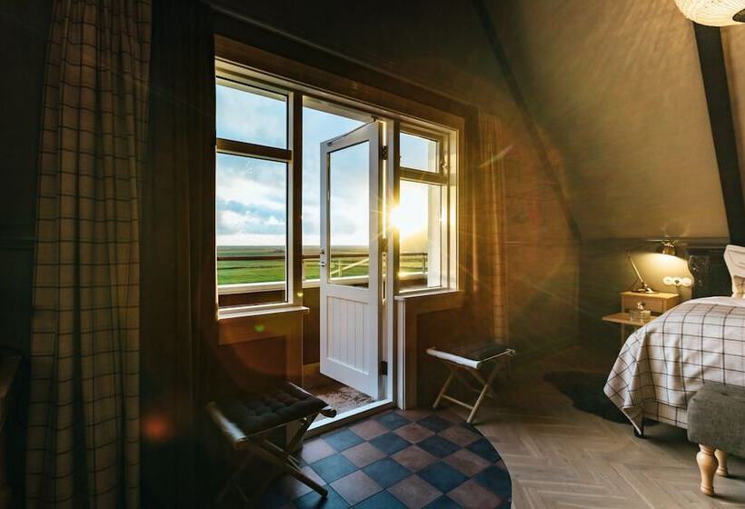 سوئیت با بالکن, Skalakot Manor