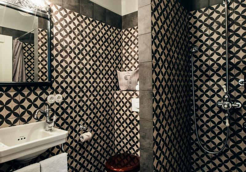 سوییت, Skalakot Manor