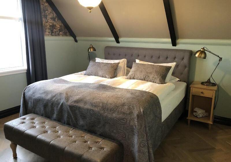 سوییت, Skalakot Manor