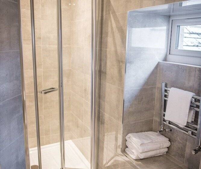 חדר סטנדרט לשלושה, Tatler Jack