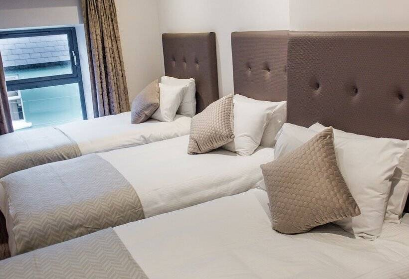 חדר סטנדרט לשלושה, Tatler Jack