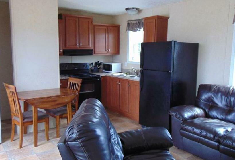 קוטג' דלוקס, Circle R Motel