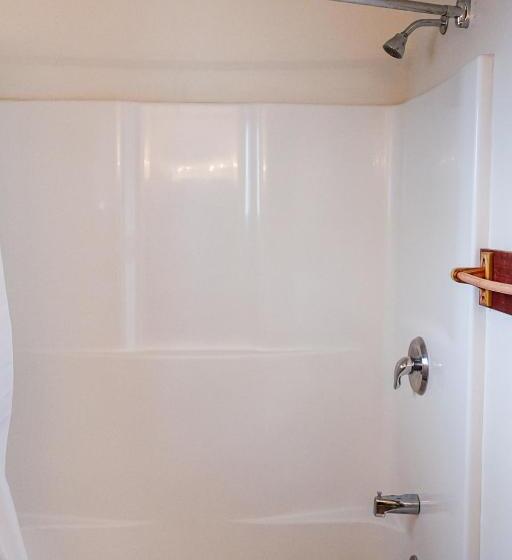 חדר סטנדרט לארבעה, Circle R Motel