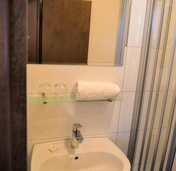 스탠다드 룸, Mutter Siepe