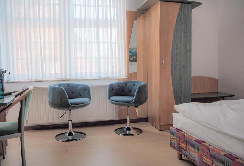 스탠다드 룸, Mutter Siepe