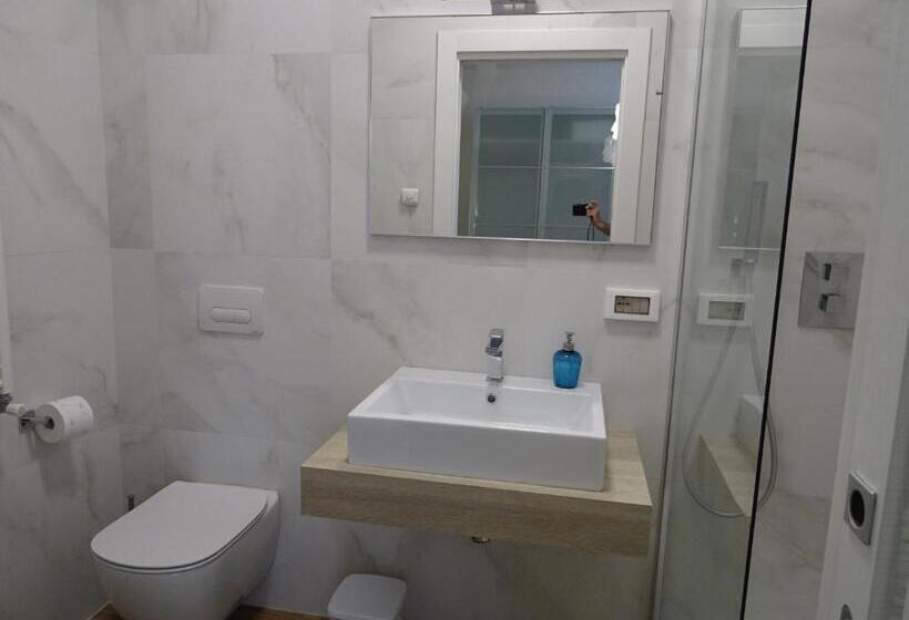 اتاق لوکس, Meeting