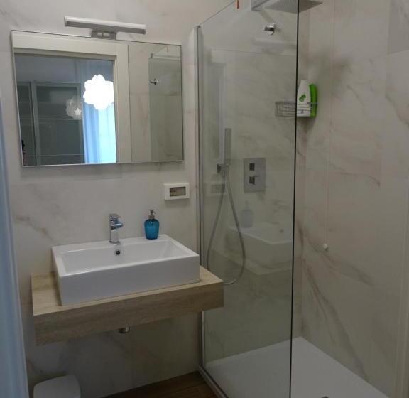 اتاق لوکس, Meeting