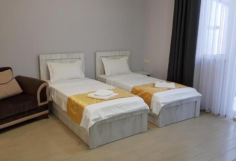 استودیوی استاندارد, Nakashidzes Apartments