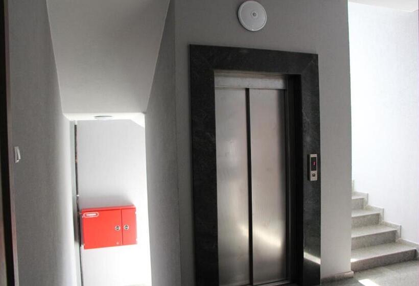 استودیوی استاندارد با چشم‌انداز دریا, Nakashidzes Apartments