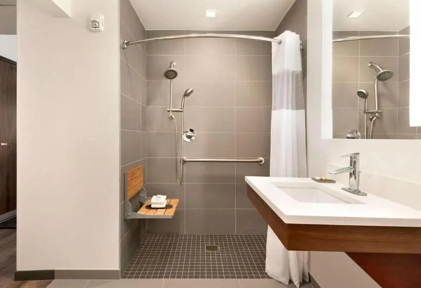 身障者適用キングサイズベッドルーム, La Quinta By Wyndham San Luis Obispo