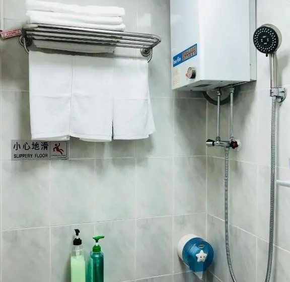 اتاق استاندارد سه نفره, Good Fortune Inn