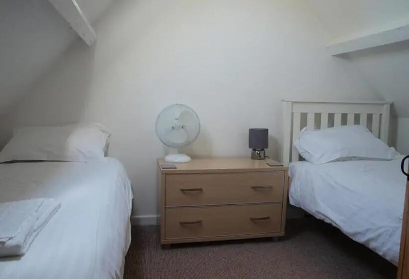 2 Bedroom Apartment, Red Lion