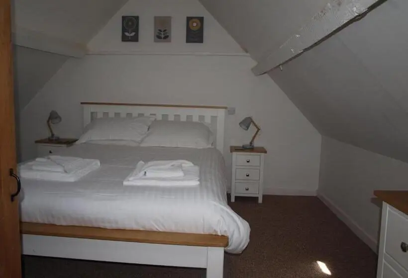 2 Bedroom Apartment, Red Lion
