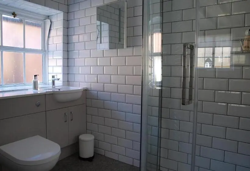 2 Bedroom Apartment, Red Lion
