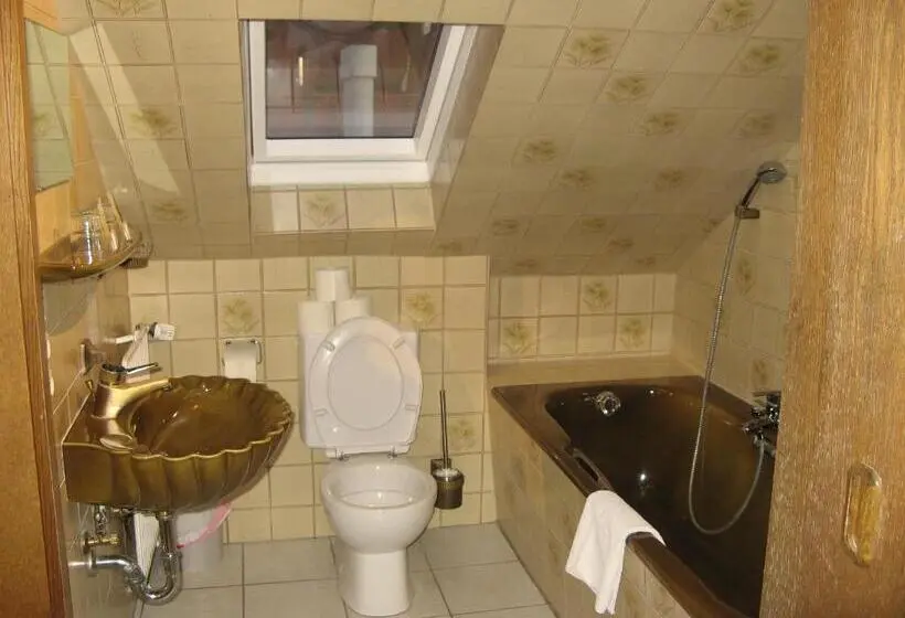 اتاق استاندارد چهار تخته, Gasthaus Löwen