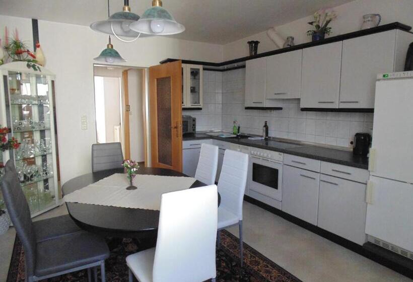 1 Bedroom Apartment Lake View, Seehaus