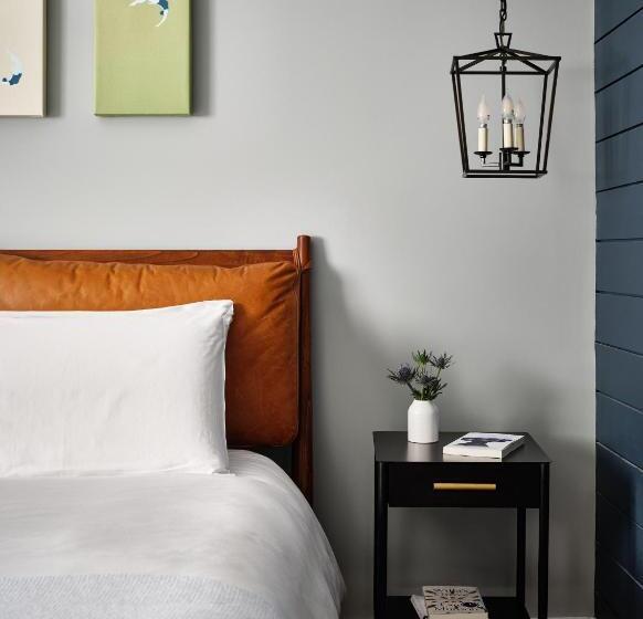 جناح جونيور, Journey East Hampton