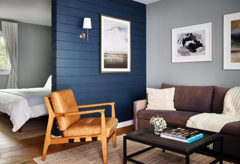 جناح جونيور, Journey East Hampton