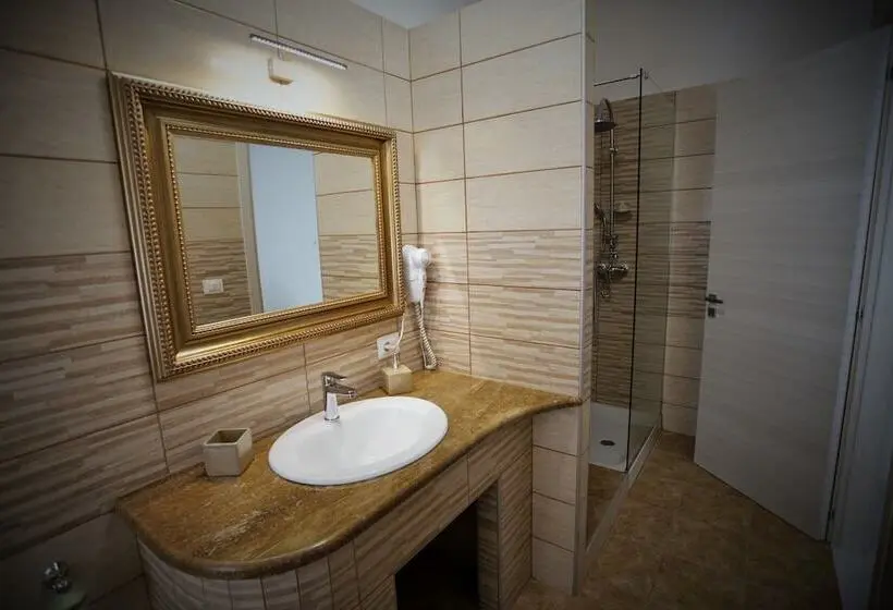 اتاق لوکس سه تخته, Central Apartments