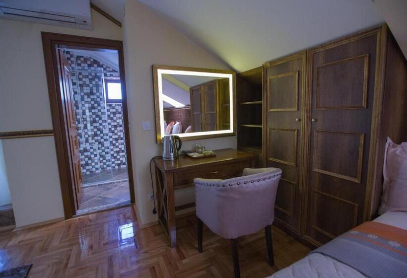 اتاق استاندارد سه تخته با بالکن, Robevski Luxury Rooms
