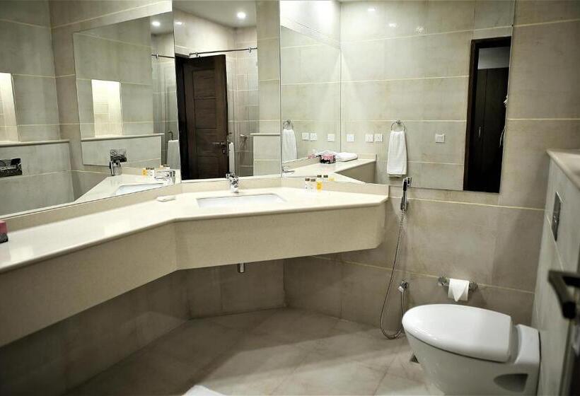 اتاق لوکس, Defence Raya Golf & Country Club