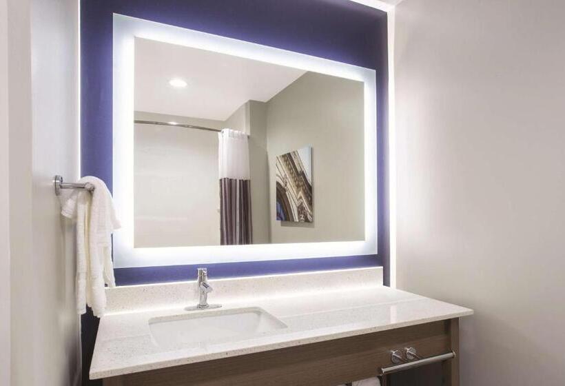 חדר דלוקס מותאם לאנשים עם מוגבלויות, La Quinta By Wyndham Buffalo Amherst