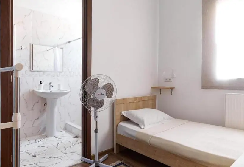 اتاق استاندارد یک نفره, Moosica Hostel