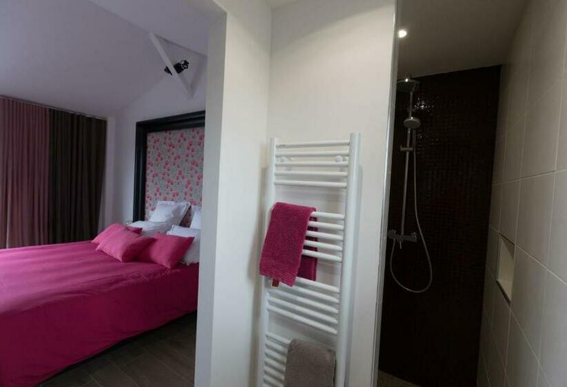 اتاق استاندارد با چشم‌انداز باغ, Chut ! C'est Ici