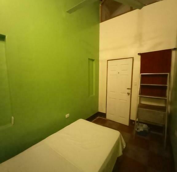 اتاق استاندارد یک نفره, Oasis Hostel