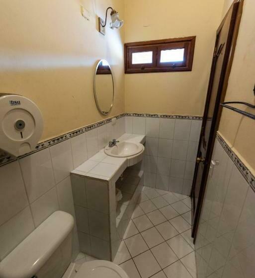 اتاق استاندارد سه نفره, Oasis Hostel