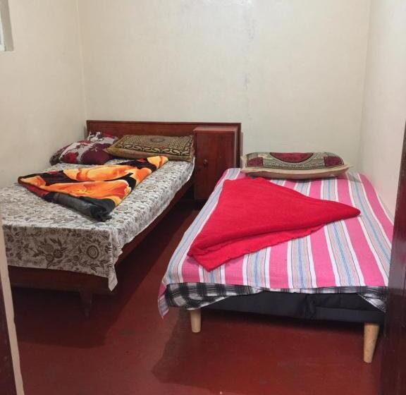 غرفة قياسية مطلّة علي الحديقة, Chandrasobana