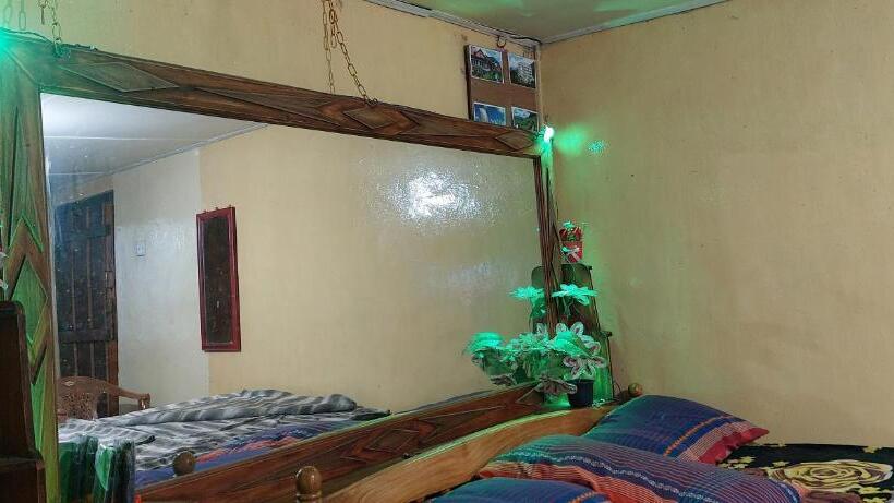 غرفة قياسية مطلّة علي الحديقة, Chandrasobana