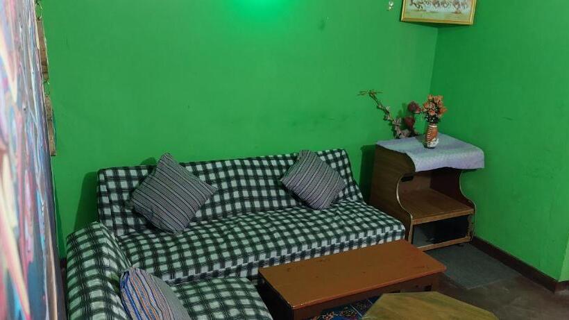 غرفة قياسية مطلّة علي الحديقة, Chandrasobana