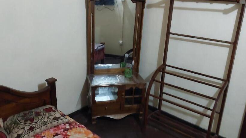 غرفة قياسية مطلّة علي الحديقة, Chandrasobana