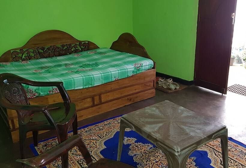 غرفة قياسية مطلّة علي الحديقة, Chandrasobana