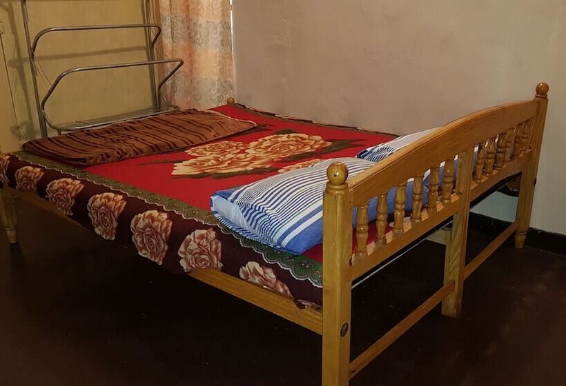 غرفة قياسية مطلّة علي الحديقة, Chandrasobana